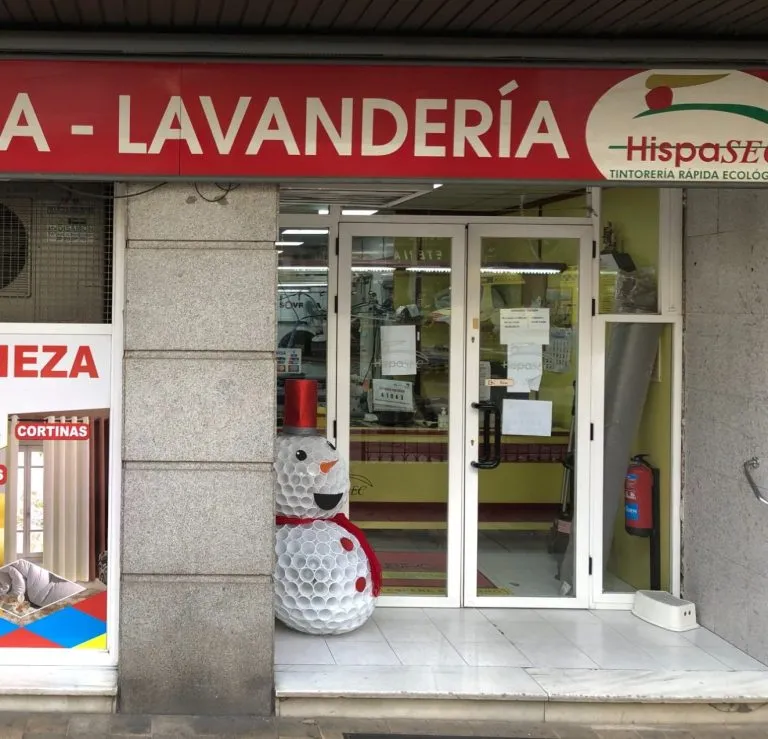 Fachada de la tintorería Hispasec, con el rótulo rojo de Tintorería - Lavandería, en el Paseo de Carmelitas